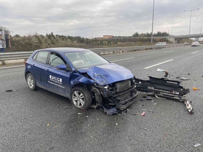 Beykoz’da Arıza Nedeniyle Yol Kenarına Çekilen Otomobile Arkadan Çarptı: 1 Yaralı