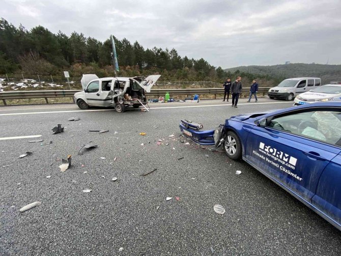 Beykoz’da Arıza Nedeniyle Yol Kenarına Çekilen Otomobile Arkadan Çarptı: 1 Yaralı