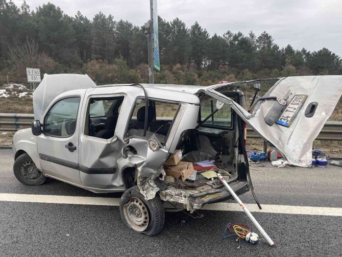 Beykoz’da Arıza Nedeniyle Yol Kenarına Çekilen Otomobile Arkadan Çarptı: 1 Yaralı