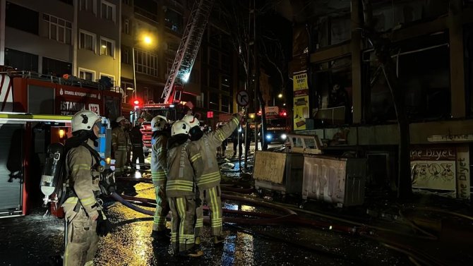 Beylikdüzü’nde İkinci El Eşya Satan İş Yeri Alev Alev Yandı