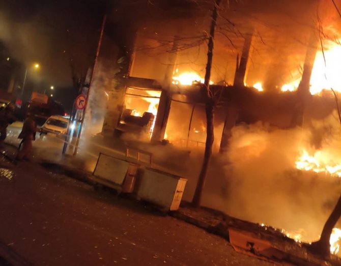 Beylikdüzü’nde İkinci El Eşya Satan İş Yeri Alev Alev Yandı
