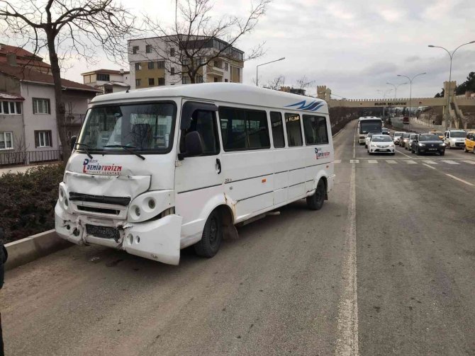 Bilecik’te Fabrika Servis Minibüsü Otomobile Arkadan Çarptı, 4 Kişi Yaralandı