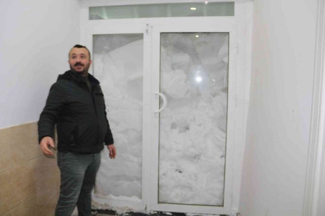 Bitlis’te Kar Kapı Ve Pencereleri Kapattı
