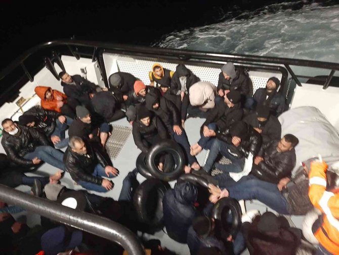 Botları Su Alan Göçmenler Kurtarıldı