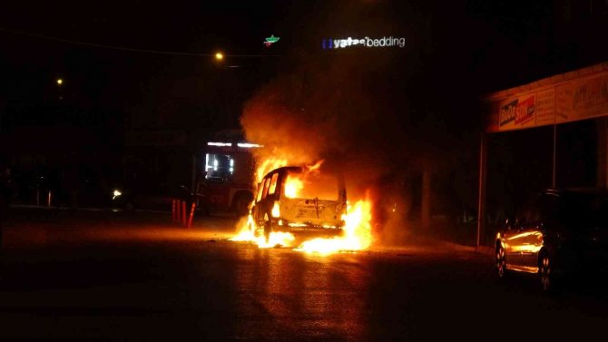 Bursa’da Bir Otomobil, Sahibinin Gözü Önünde Alev Alev Yandı