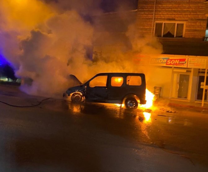 Bursa’da Bir Otomobil, Sahibinin Gözü Önünde Alev Alev Yandı