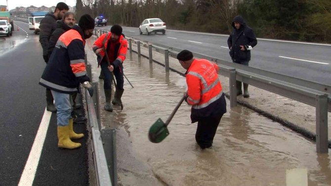 Büyükçekmece’de İ̇ski̇ Borusu Patladı, Göle Dönen Yol Trafiğe Kapandı