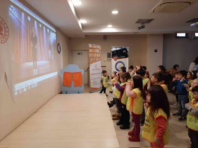 Minikler Kütüphanede Eğlenceli Vakit Geçirdi