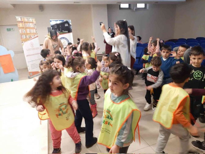 Minikler Kütüphanede Eğlenceli Vakit Geçirdi