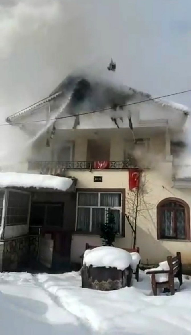 Evin Çatı Katı Alev Alev Yandı