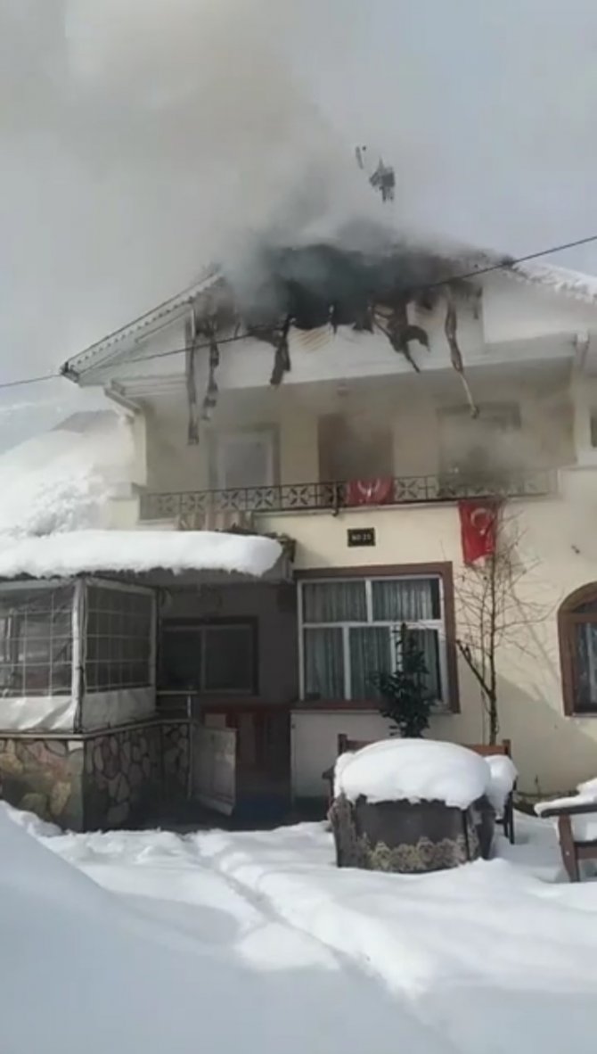 Evin Çatı Katı Alev Alev Yandı