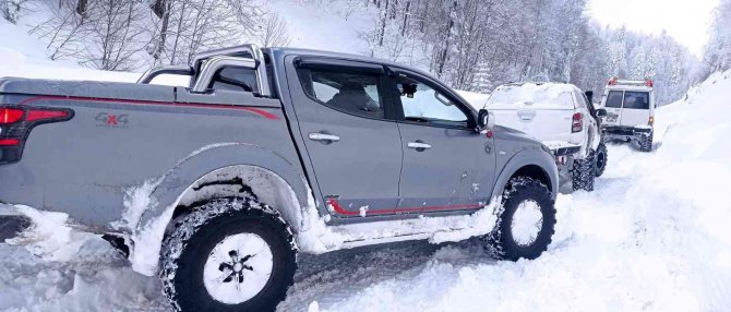 Offroad Tutkunları 1,5 Metre Karda Safari Yaptı