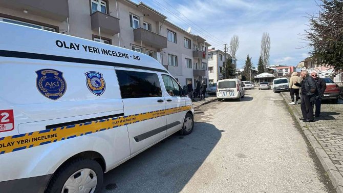 Emekli Müdür Evinde Ölü Bulundu