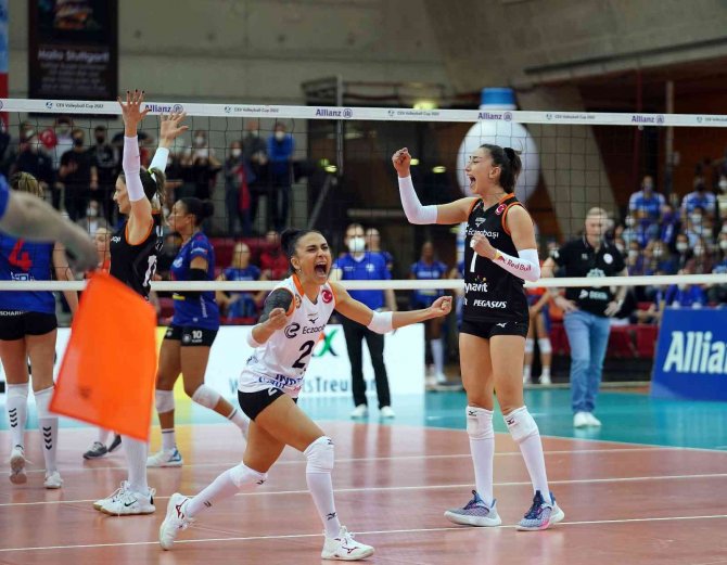 Eczacıbaşı Dynavit, Cev Kupası Final Maçında Deplasmanda Karşılaştığı Mtv Stuttgart Karşısında İki Set Kazanarak Şampiyonluğu Garantiledi.
