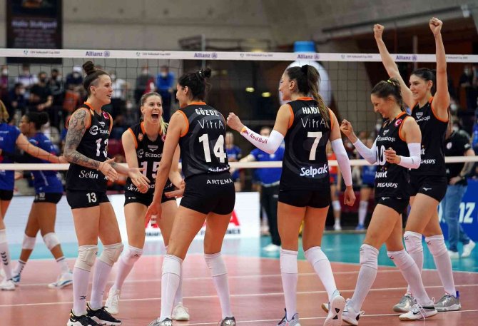 Eczacıbaşı Dynavit, Cev Kupası Final Maçında Deplasmanda Karşılaştığı Mtv Stuttgart Karşısında İki Set Kazanarak Şampiyonluğu Garantiledi.