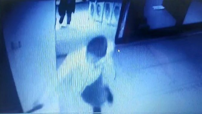 Belediye Başkanına Silahlı Saldırıda Bulunan Şahsın Belediye Binasına Girme Anı Güvenlik Kamerasında