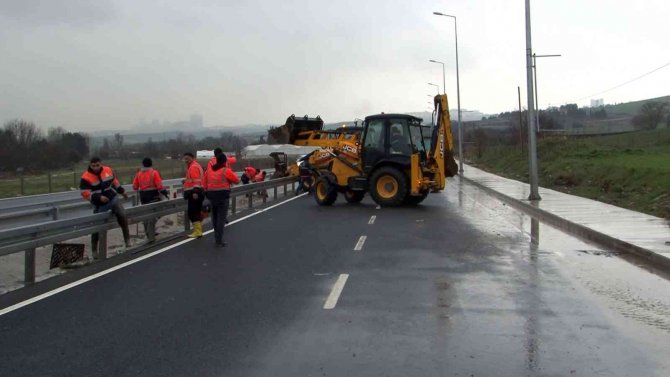 Büyükçekmece’de İ̇ski̇ Borusu Patladı, Göle Dönen Yol Trafiğe Kapandı