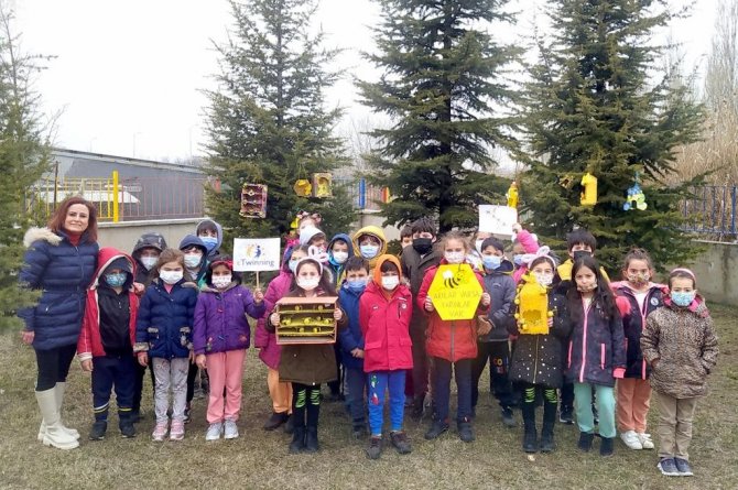 İ̇lkokulu Öğrencileri Arıların Hayatımızdaki Önemine Dikkat Çektiler