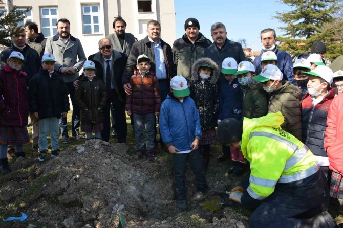 Gediz’de Öğrenciler Fidan Dikti