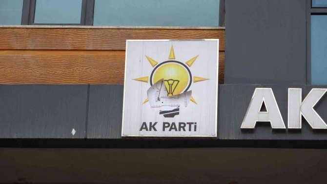 Ak Parti Yüksekova İ̇lçe Başkanlığına Saldırı