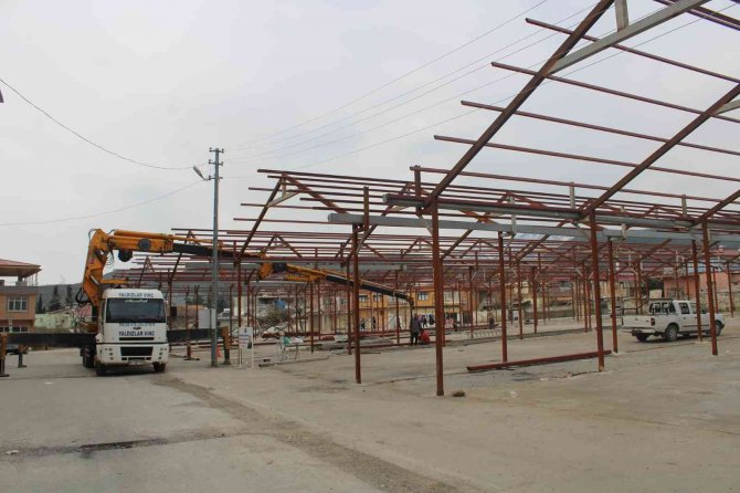 Hassa’da Pazar Yerinin Çatısı Onarılıyor