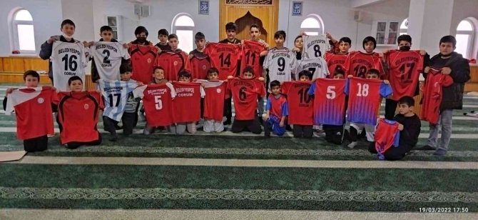 Müezzin Camiye Gelen Çocukları Hediyelerle Sevindiriyor