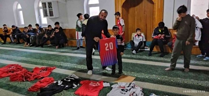 Müezzin Camiye Gelen Çocukları Hediyelerle Sevindiriyor