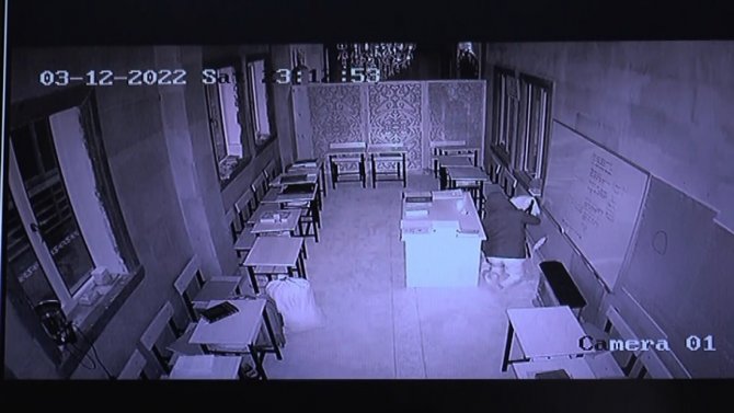 Camide Sabahlayan Hırsız Sadaka Kutusundaki Paraları Çalıp Kayıplara Karıştı