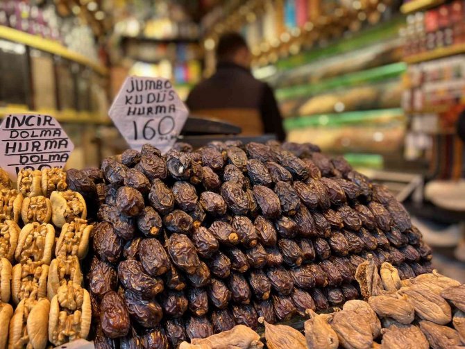 Ramazan’ın Gözdesi Hurmalar, Tezgahlardaki Yerini Aldı
