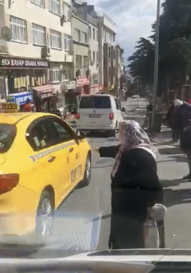 İ̇stanbul’da Yaşlı Kadın Taksiye Binebilmek İçin Yalvardı