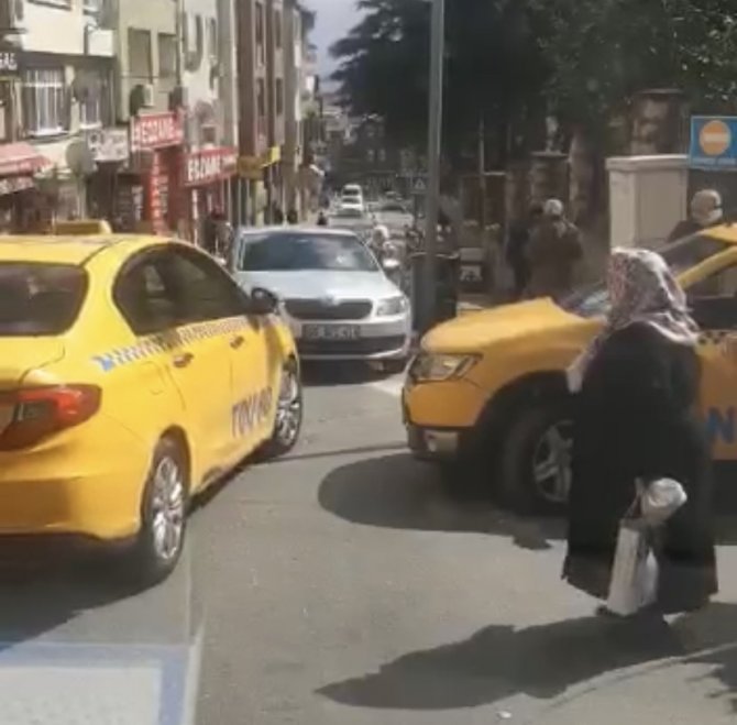 İ̇stanbul’da Yaşlı Kadın Taksiye Binebilmek İçin Yalvardı