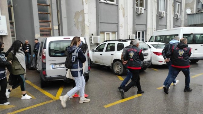 İ̇zmir Merkezli İnternet Dolandırıcılığı Operasyonu: 5 Tutuklama
