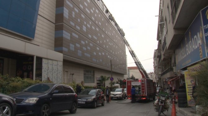 İ̇zmir Park Avm’de Korkutan Yangın