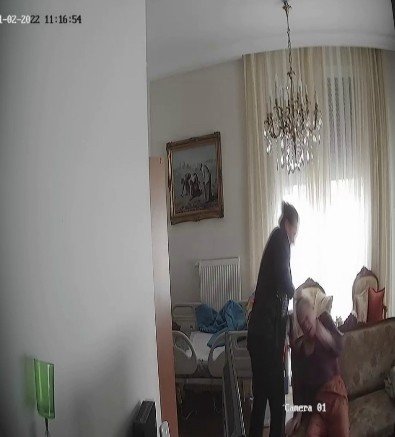 Kadıköy’de İnsanlık Dışı Görüntü: Bakıcısı, 80 Yaşındaki Alzheimer Hastası Kadını Öldüresiye Darp Etti