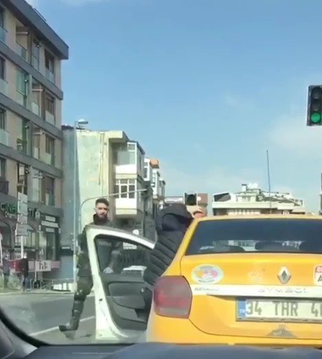 Kadıköy’de Yol Verme Kavgasında Taksi Şoförüne Uçan Tekmeyle Saldırı Kamerada