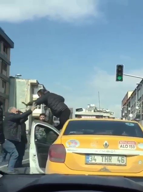 Kadıköy’de Yol Verme Kavgasında Taksi Şoförüne Uçan Tekmeyle Saldırı Kamerada