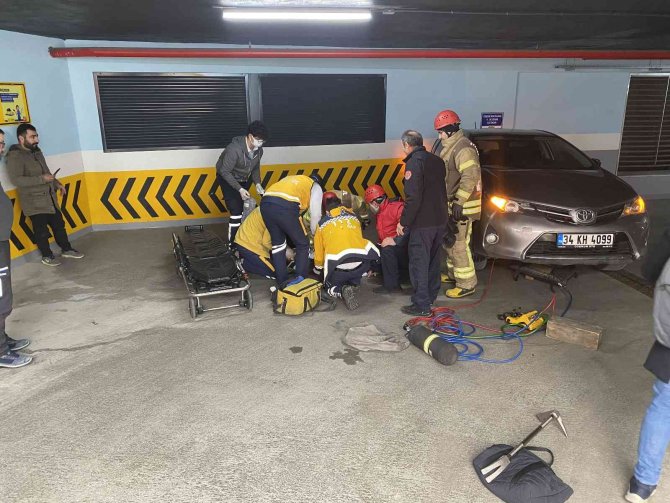 Ümraniye’de El Freni Çekmeyi Unutan Kadın Sürücü, Sürüklenen Otomobilinin Altında Kaldı