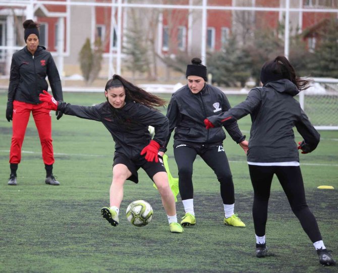 Sivasspor Kadın Futbol Takımı, Gözünü Lidere Dikti!