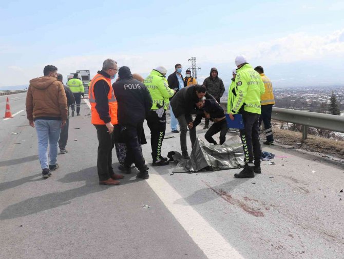 Tırın Çarptığı Çekici Sürücüsü Hayatını Kaybetti