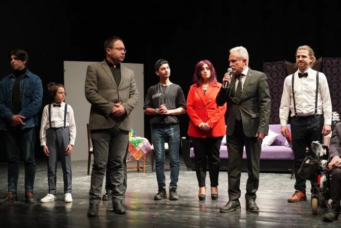 ‘Sevgili Yönetmenim’ Adlı Oyun Ayakta Alkışlandı