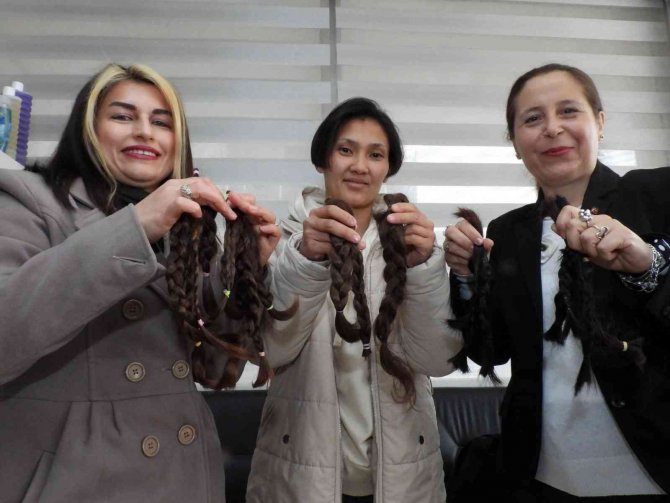 Tekvandocu Ev Hanımları Kanserle Mücadele İçin Saçlarını Bağışladı