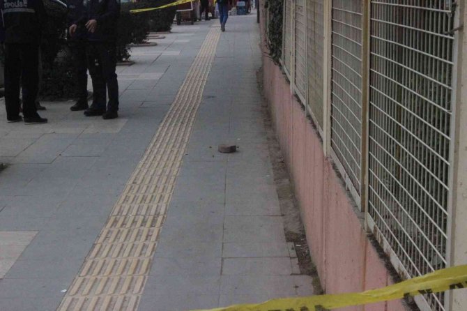 Hastane Önünde Karısına Kurşun Yağdırdı