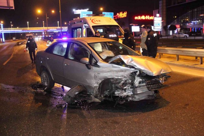 Kontrolden Çıkan Otomobil Bariyerlere Çarptı
