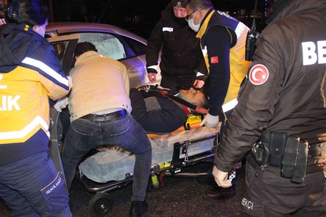 Kontrolden Çıkan Otomobil Bariyerlere Çarptı