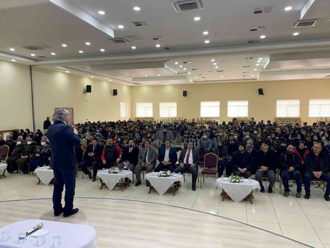 Konya Büyükşehir Belediyesinin Şehir Konferansları Sürüyor