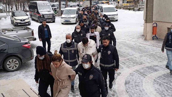 Sosyal Medyadan Dolandırıp Eğlence Mekanlarında Harcadılar