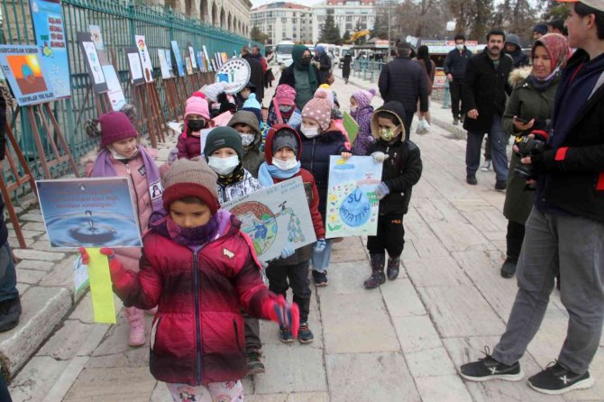 Konya’da Minik Öğrenciler Su Tasarrufuna Dikkat Çekmek İçin Yürüdü