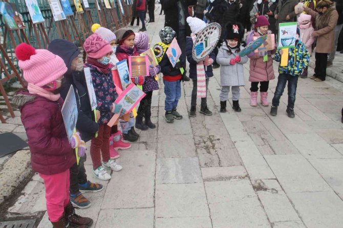 Konya’da Minik Öğrenciler Su Tasarrufuna Dikkat Çekmek İçin Yürüdü