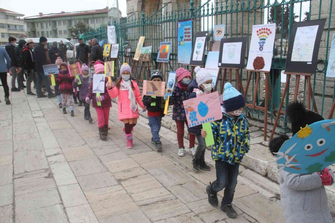 Konya’da Minik Öğrenciler Su Tasarrufuna Dikkat Çekmek İçin Yürüdü