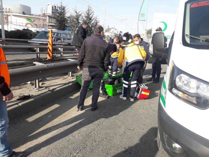 Bariyerlere Çarpan Araç Takla Attı: 1 Ölü, 2 Yaralı